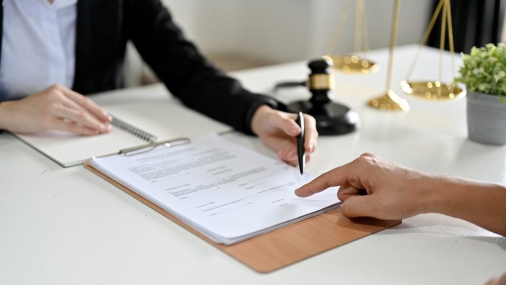 Pros and Cons of an Out-of-Court Settlement for a Personal Injury Case